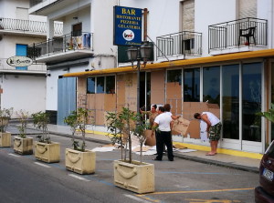 Pannelli apposti nelle vetrine di un bar a Naxos