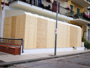 Un ristorante ricoperto di pannelli