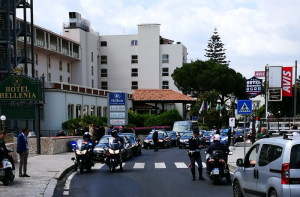 Una delegazione con scorta davanti all'Hilton