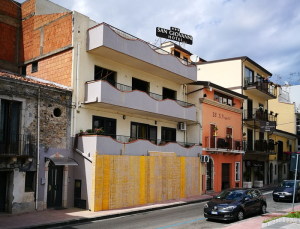 Un albergo del rione San Giovanni oscurato
