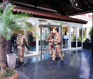 Ingresso dell'Hilton presidiato da militari