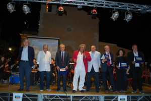 Il Momento della premiazione con i premiati e Vittorio Sgarbi