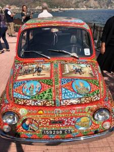 La mitica Fiat 500 dipinta come un carretto siciliano da
