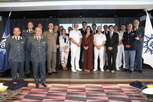 Foto di gruppo con le autorità intervenute