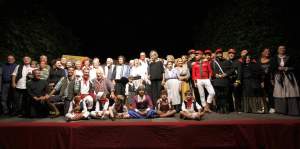 Il cast di  attori, ballerini e musicanti