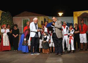 Il Sindaco Nello Lo Turco consegna la targa celebrativa al Maestro Buda