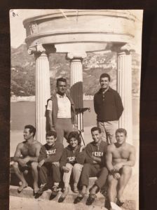 Atleti del C.N. Teocle sotto il tempietto Tisandros nel 1960: In alto l'allenatore federale di nazionalità rumena Kalman Bhaho e il Prof. Nino Rigano. In primo piano da sin. Teddu Cannizzaro, Nino Prestipino, Elina Rigano, Nino Cannizzaro e Bruno Di Bernardo